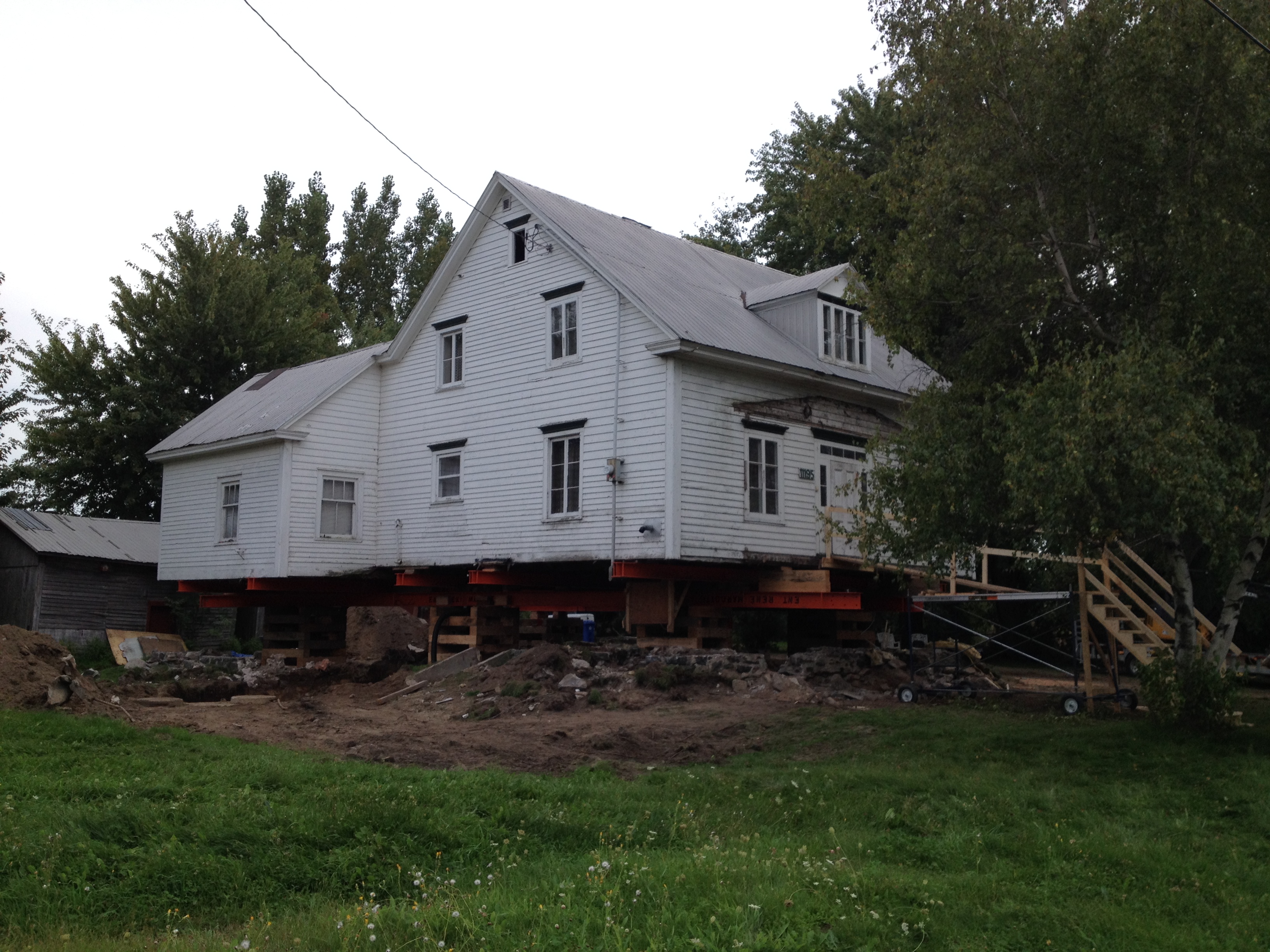 Soulèvement d'une maison blanche - Création de fondation - Les Entreprises René Marcotte